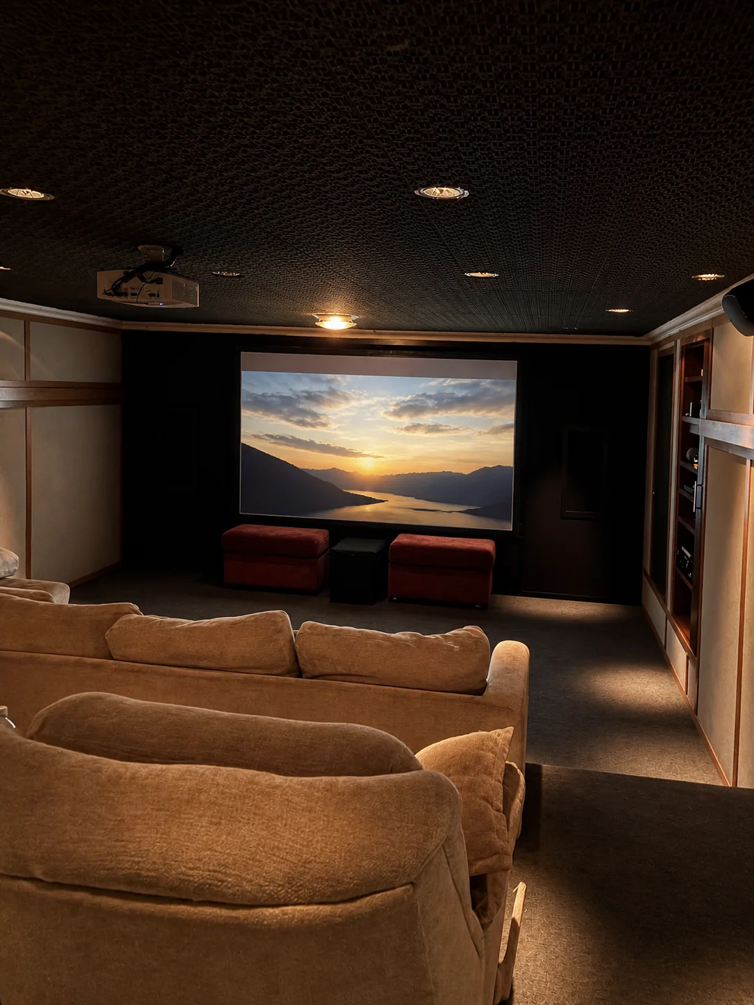 Cinema residencial com tela de projeção, poltronas e iluminação cênica
