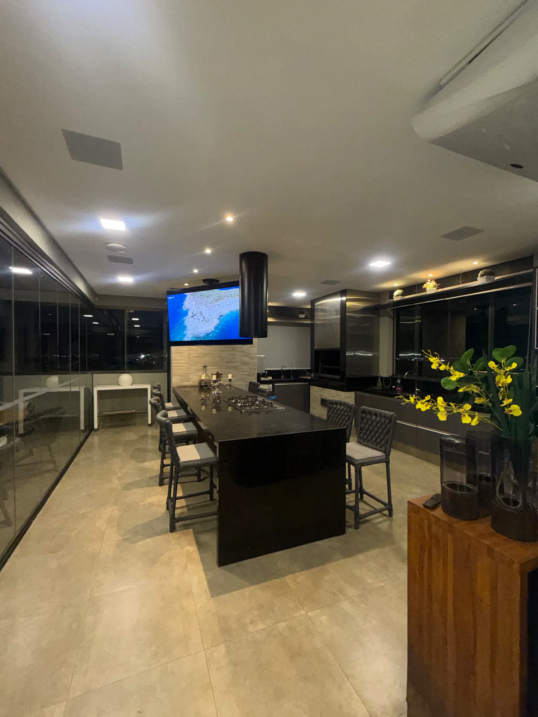 Vista longitudinal da cozinha e da circulação integrada