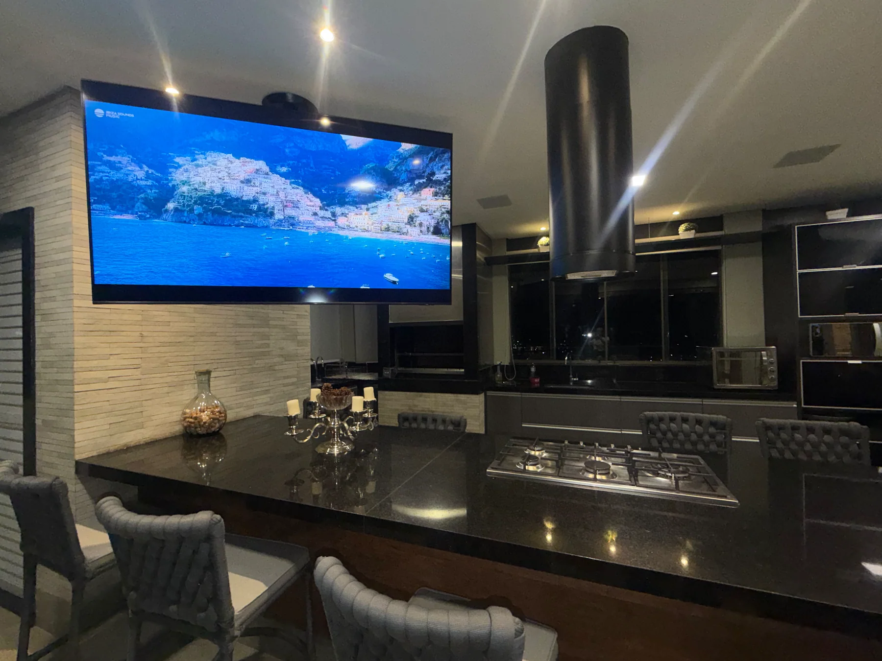 Televisão posicionada para visualização a partir da cozinha