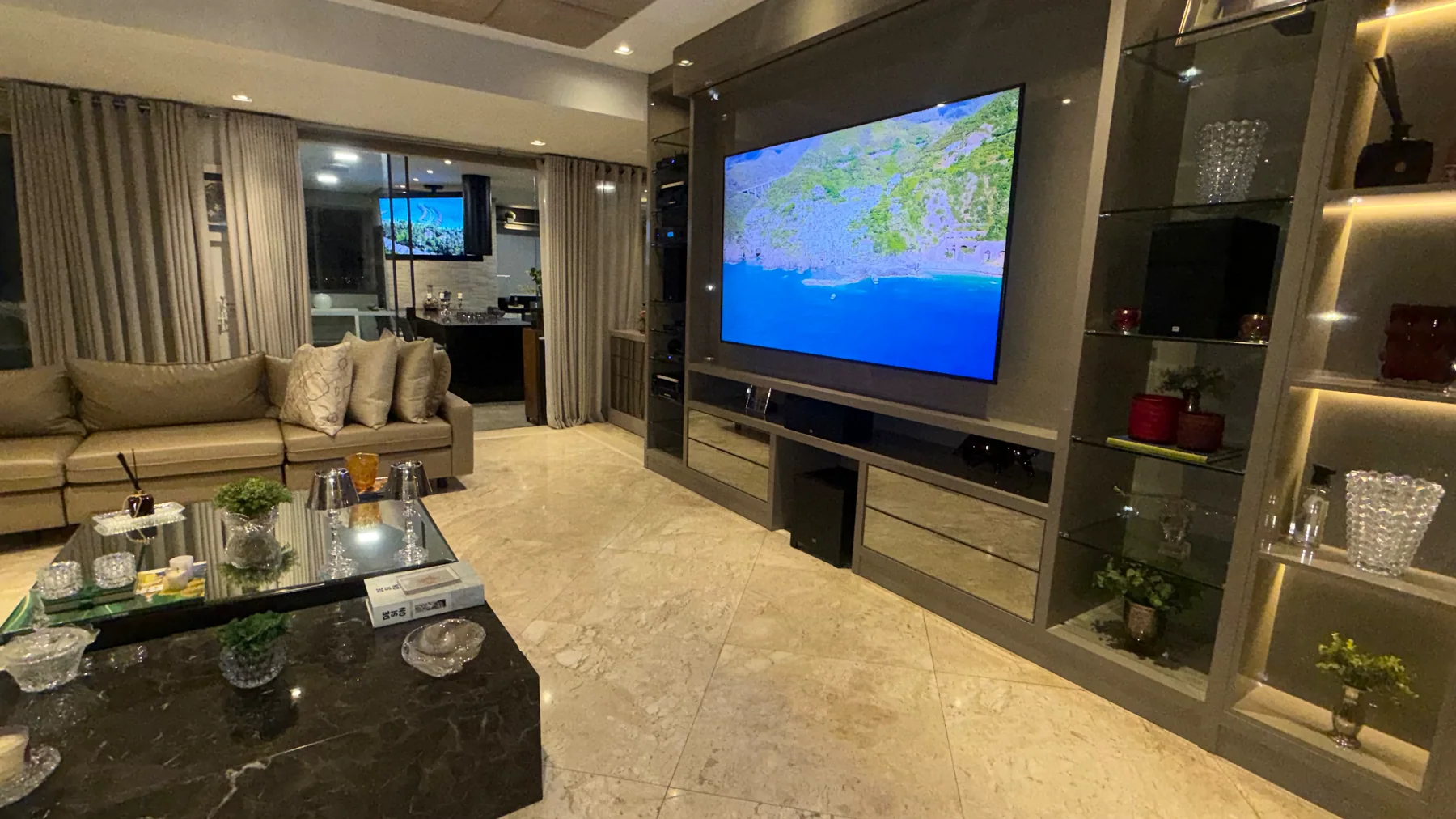 Sala com televisão integrada ao painel de marcenaria