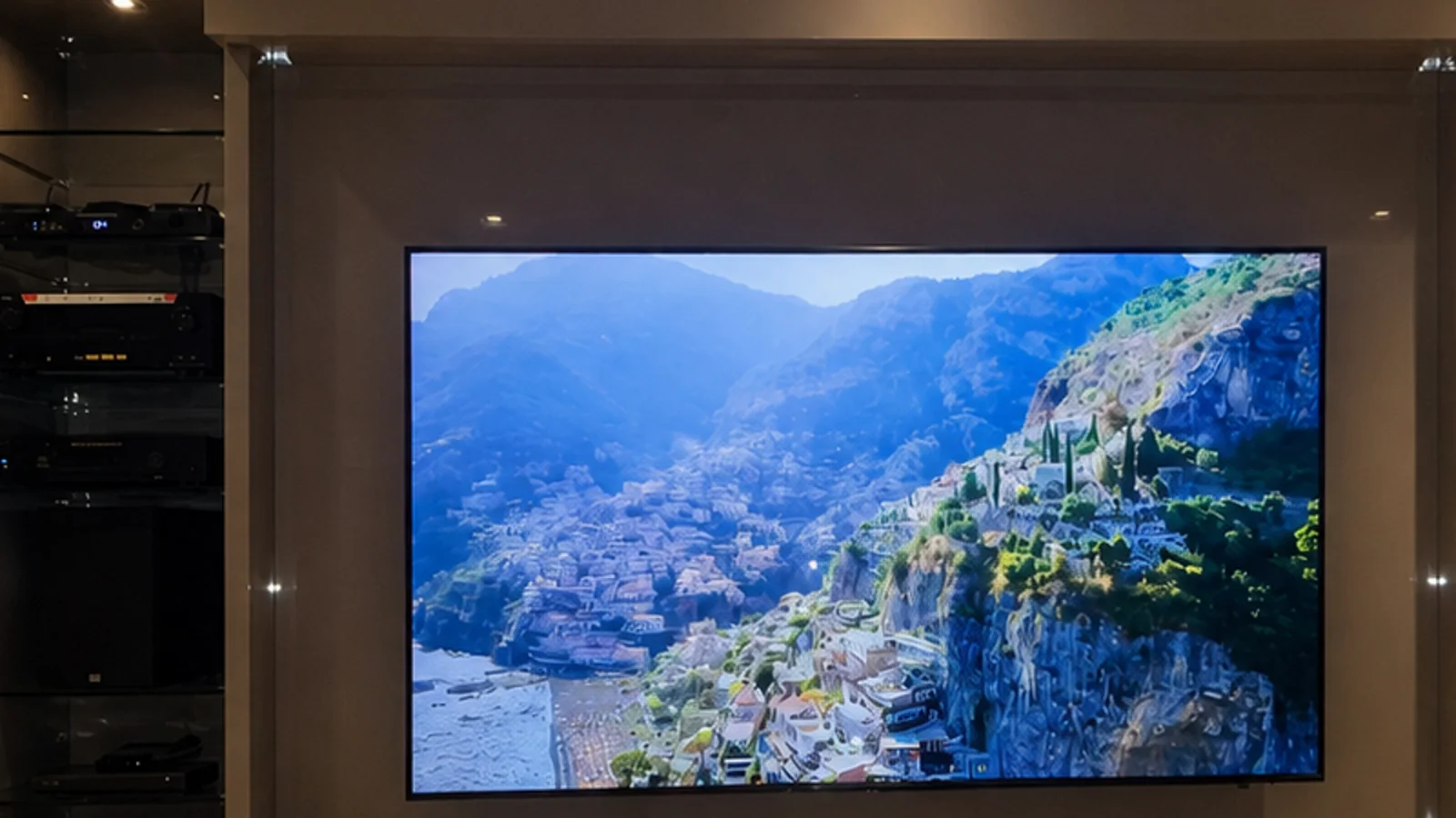 Sala de TV com iluminação, tela e áudio integrados