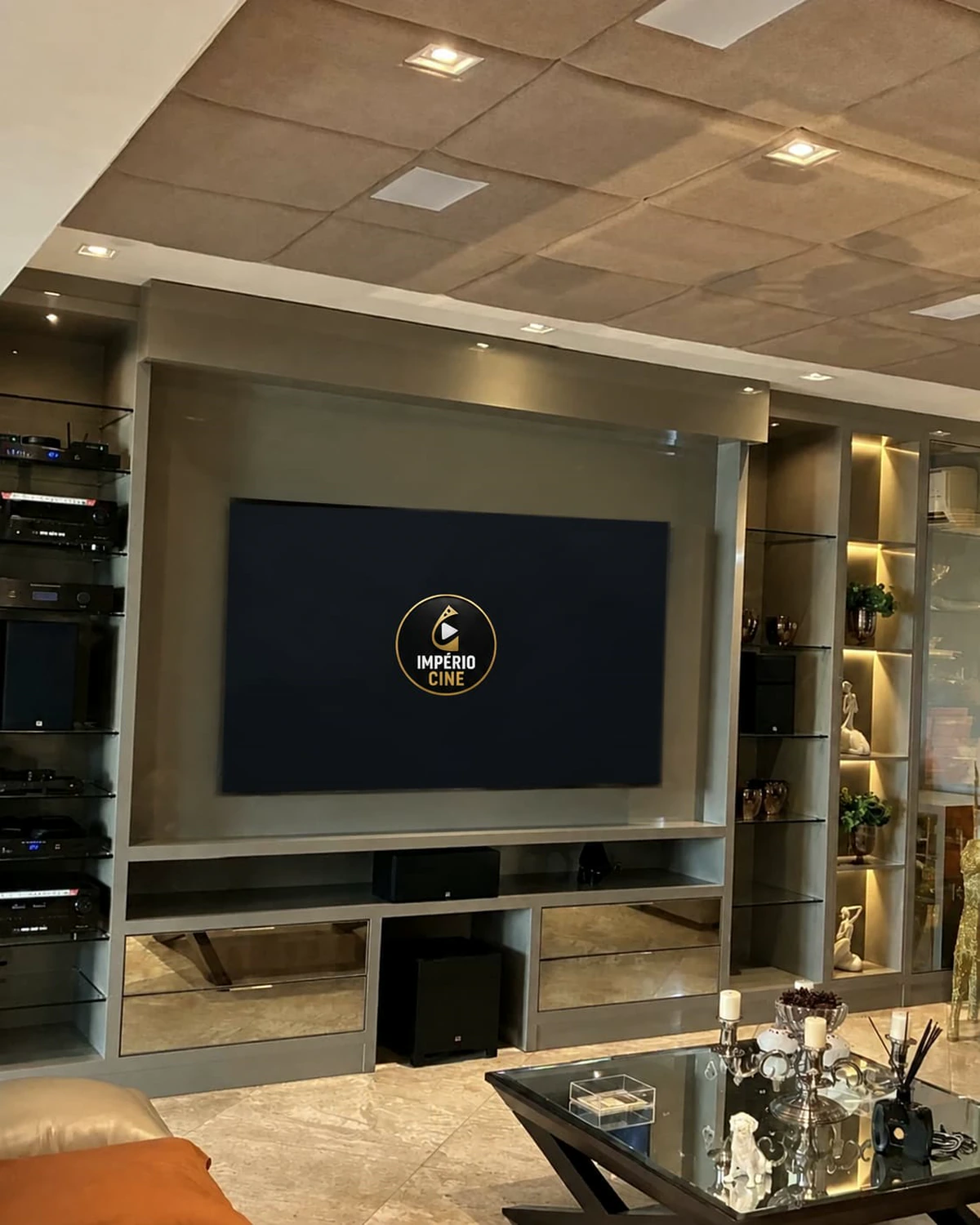 Sala multimídia com painel audiovisual, marcenaria, iluminação e teto tratado
